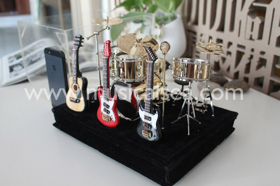 Miniature Musical Instrument 5pcs Golden drums per set and Guitar